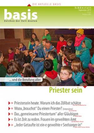 Ein Priester im Altarraum in einer Schar von Kindern erzählt über das Wasser des Lebens