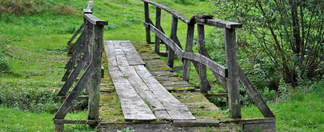 alte kleine Bücke über einen Bach