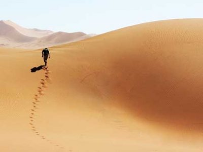 Mann läuft durch die Wüste