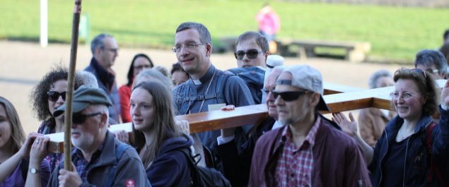 Bischof Gerber mit anderen bei einem Kreuzweg