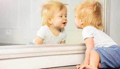 Klein-Kind vor dem Spiegel