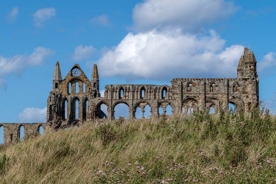 Whitby Abbey | Ruinenabtei auf einem Hügel, man schaut hindurch in den Himmel