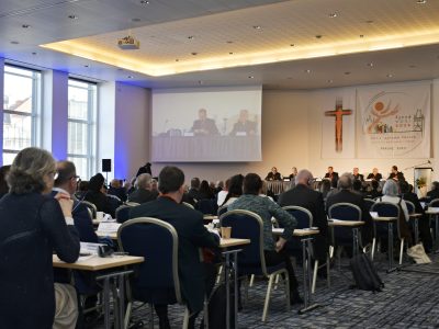 Ein Blick ins Plenum des europäischen Treffens zur Weltsynode in Prag