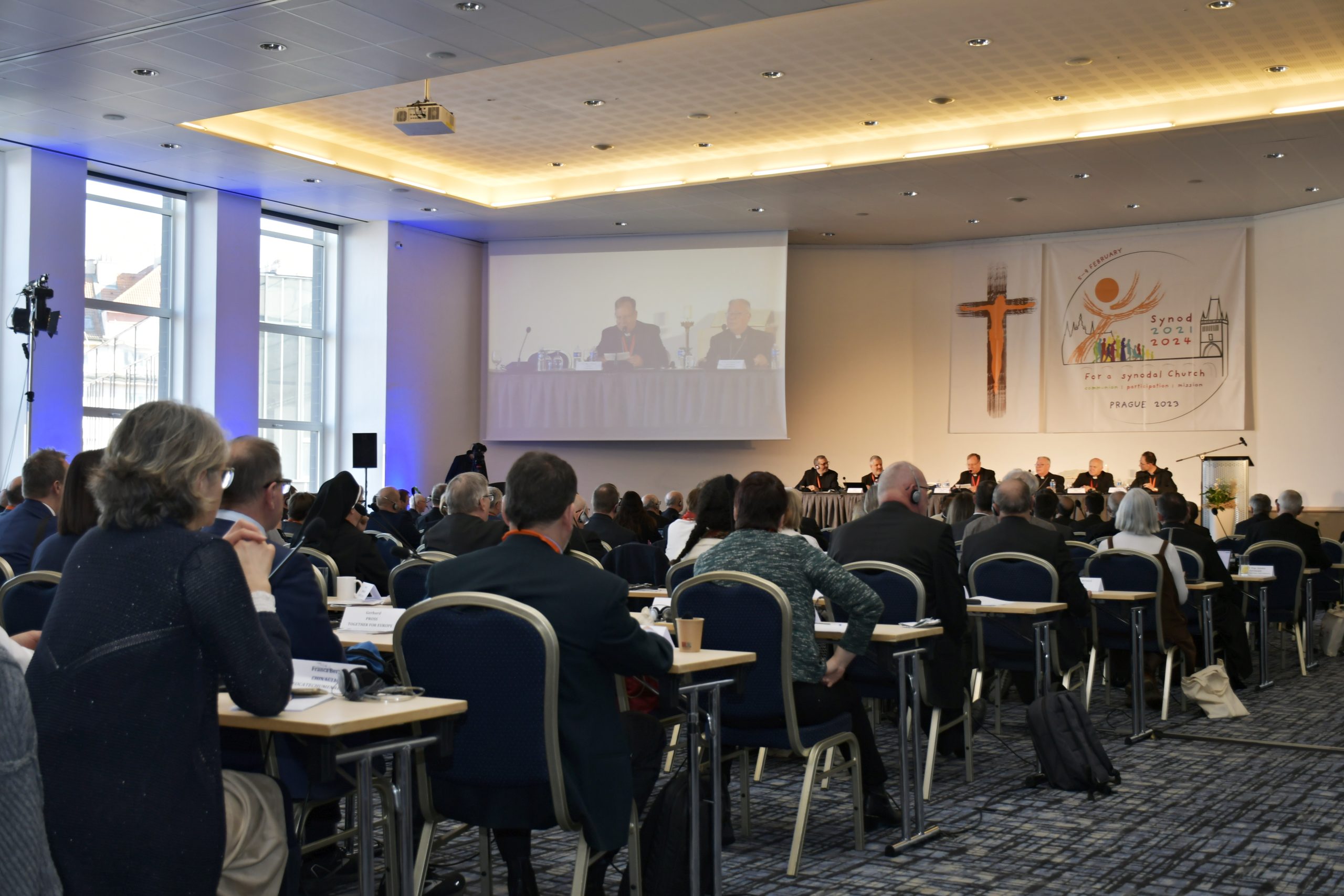 Ein Blick ins Plenum des europäischen Treffens zur Weltsynode in Prag