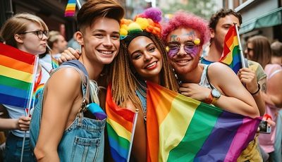 Junge Leute stehen zusammen mit Regenfarben auf Fahnen