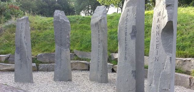 Fünf Steinsäulen auf dem Marienberg in Vallendar-Schönstatt symbolisieren das Selbstverständnis der Schönstatt-Mannesjugend (SMJ).