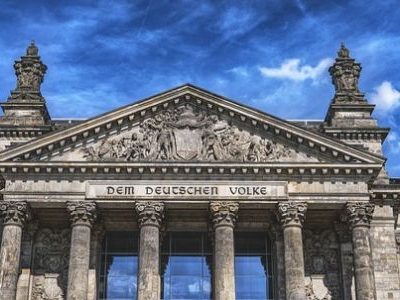 Das Portal des Reichstagsgebäudes in Berlin mit der Aufschrift 