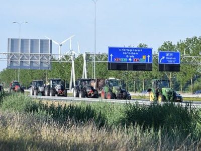 Traktoren auf einer Autobahn