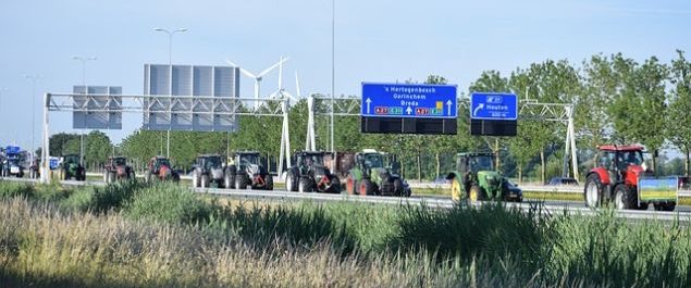 Traktoren auf einer Autobahn