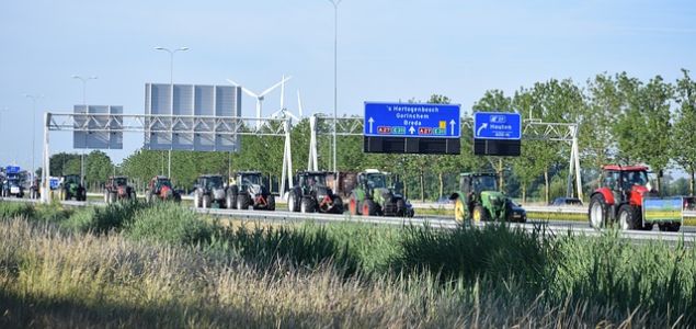 Traktoren auf einer Autobahn