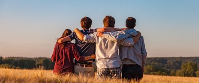 Eine Gruppe junger Leute in einem Kornfeld.