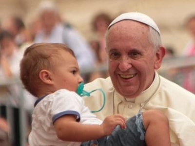 Papst Franziskus segnet ein Kind.