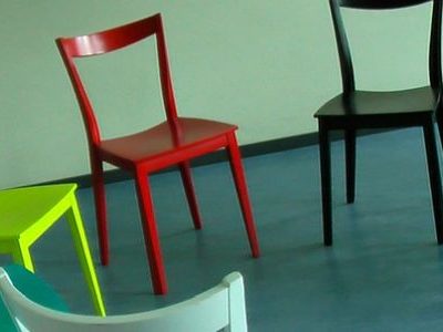 Ein Stuhlkreis aus bunten Stühlen