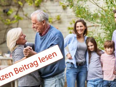 Ein altes Paar tanzt, ein Ehepaar mit zwei Kindern stehen dabei und schauen fröhlich zu.