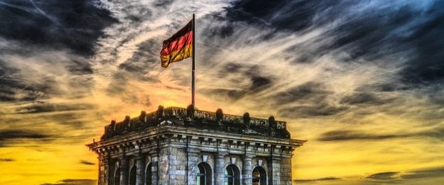 Eine Deutschlandfahne weiht auf dem Reichtagsgebäude in Berlin.