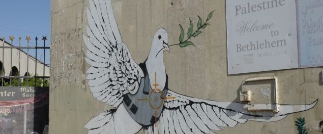 Eine Friedenstaube mit kugelsicherer Weste - Grafitti in Bethlehem.