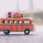 Ein Bus mit Koffern auf dem Dach als Spielzeugauto