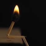 Ein brennendes Streichholz.