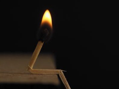 Ein brennendes Streichholz.