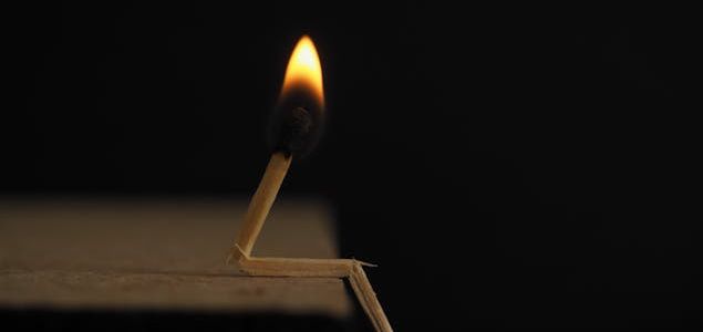 Ein brennendes Streichholz.