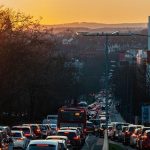 Ein Verkehrsstau in einer Stadt.