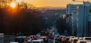Ein Verkehrsstau in einer Stadt.