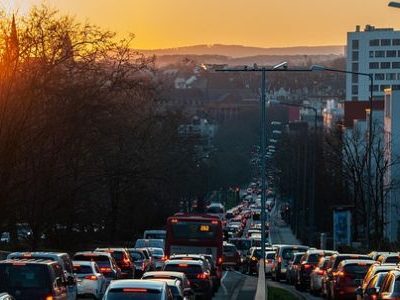 Ein Verkehrsstau in einer Stadt.
