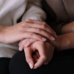 Eine Person hält die Hand einer anderen.