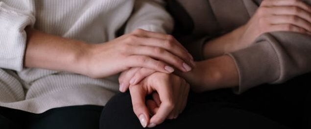 Eine Person hält die Hand einer anderen.