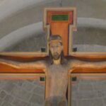 Ein großes Kruzifix in einer Kirche