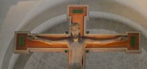 Ein großes Kruzifix in einer Kirche