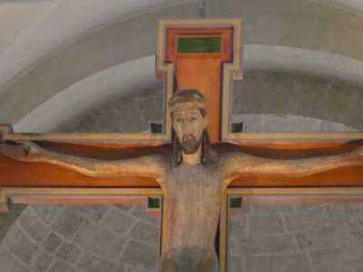 Ein großes Kruzifix in einer Kirche