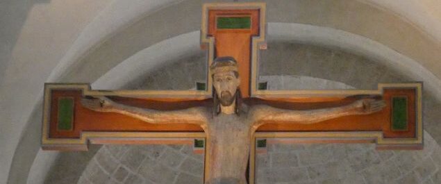 Ein großes Kruzifix in einer Kirche