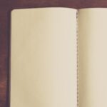 Ein Notizbuch mit leeren Seiten