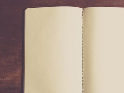 Ein Notizbuch mit leeren Seiten