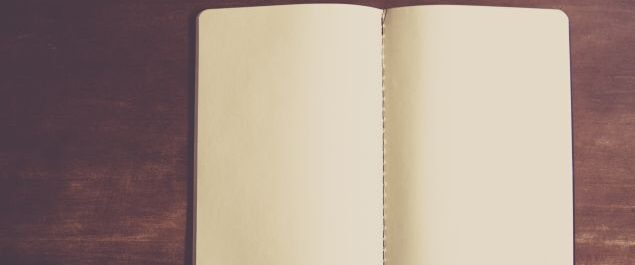 Ein Notizbuch mit leeren Seiten