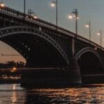 Eine Brücke führt über einen Fluss.