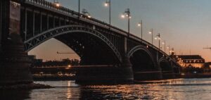 Eine Brücke führt über einen Fluss.