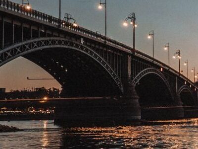 Eine Brücke führt über einen Fluss.