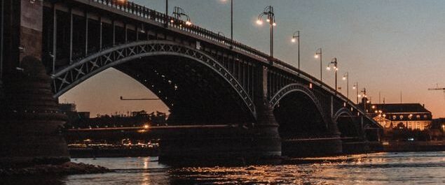 Eine Brücke führt über einen Fluss.