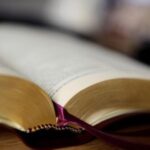 Eine aufgeschlagene Bibel