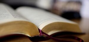 Eine aufgeschlagene Bibel