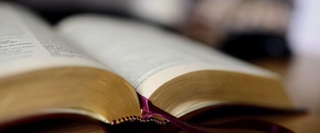 Eine aufgeschlagene Bibel