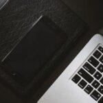 Laptop und Smartphone auf dunklem Untergrund