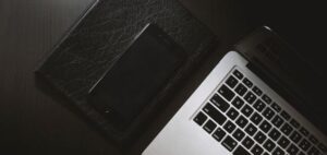Laptop und Smartphone auf dunklem Untergrund