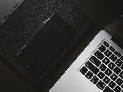 Laptop und Smartphone auf dunklem Untergrund