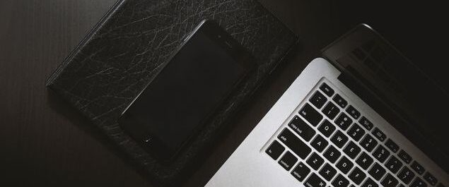 Laptop und Smartphone auf dunklem Untergrund